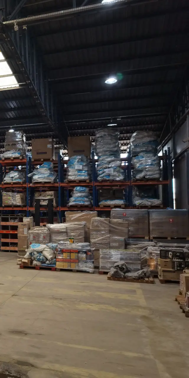 Estoque de materiais de construção nas prateleiras do CD