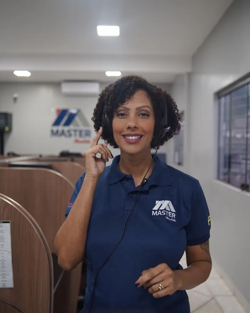 Colaboradora da Master Atacadista com headset na central de atendimento